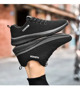 Gros plan de chaussures de sport noires pour hommes montrant la texture latérale.