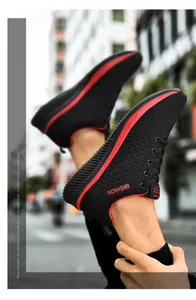 Baskets décontractées légères noir et rouge pour homme, idéales pour la marche.