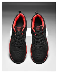Vue de dessus de baskets en maille respirante noir et rouge pour hommes à lacets
