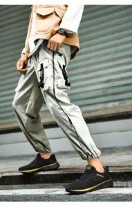 Détail de baskets noires pour hommes avec accents dorés et logo Fashion distinctif