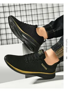 Vue détaillée des baskets de course légères et respirantes pour hommes noir et or
