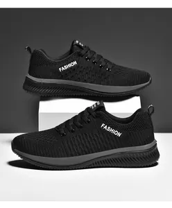 Vue détaillée des chaussures de course noires respirantes pour hommes avec logo