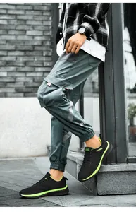 Vue détaillée de baskets de course noires élégantes pour hommes aux accents vert fluo.