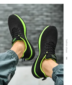 Détail des baskets de course noires pour hommes avec des accents vert néon vifs