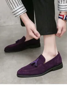 Detalle de mocasines de gamuza púrpura con borlas para hombre mostrando la textura