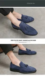 Vista detallada de mocasines de ante azul con borlas para hombres, estilo negocios