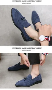 Vista detallada de mocasines de ante azul con borlas para hombre y pantalón de raya