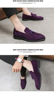 Vista detallada de mocasines de ante morado para hombre con borlas y punta fina elegante