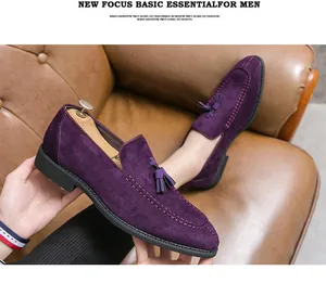 Primer plano de mocasines de ante morados para hombre con borlas y costuras.