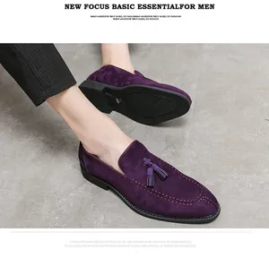 Vista detallada de mocasines de ante violeta para hombre con borlas elegantes y costuras.