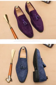 Detalle de los mocasines de ante para hombre en color violeta y azul con borlas estilosas
