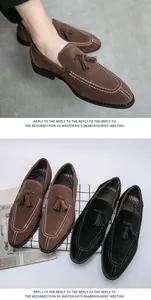 Comparativa de mocasines de ante marrón y negro con borlas y costuras blancas