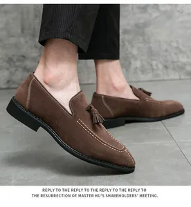 Vista lateral detallada de mocasines de ante marrón para hombre con borlas y diseño en punta