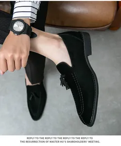 Vista detallada de elegantes mocasines de ante negro con borlas para hombre y punta afilada