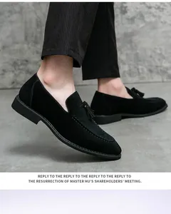 Vista detallada de los mocasines de ante negro para hombre con elegantes borlas