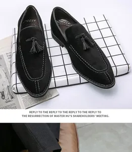Vista detallada de mocasines de ante negro para hombre sobre un elegante fondo de rejilla blanca