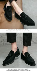 Vista detallada de mocasines de hombre en ante negro con punta afilada y borlas