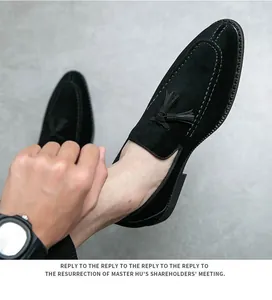 Primer plano de elegantes mocasines de ante negro con borlas clásicas para hombres