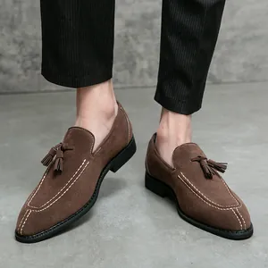 Mocasines de gamuza marrón con borlas para hombre, diseño casual de negocios con punta fina.