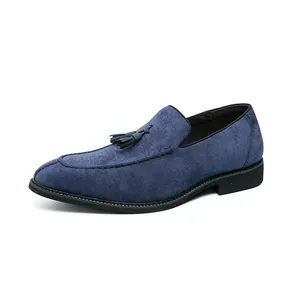 Mocasines de hombre en ante azul marino con borlas y punta fina para uso formal o casual.