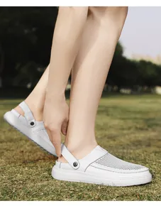 Vue latérale de sandales en mesh blanc respirant pour hommes sur gazon vert