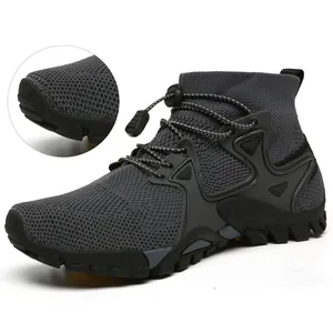 Dettaglio ravvicinato della punta rinforzata e del tessuto mesh sulla scarpa da trekking.