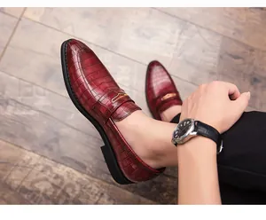 Elegante weinrote Herren-Loafer mit Krokodilmuster, ideal für Business und formelle Anlässe.