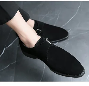 Detailansicht schwarzer Wildleder-Monk-Schuhe mit silberner Schnalle und spitzem Zehenbereich