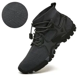 Primo piano del materiale in mesh traspirante sulle scarpe da trekking e da scoglio.