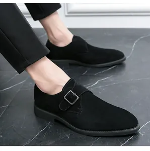 Detailansicht stilvoller schwarzer Wildleder-Monkstrap-Schuhe für Herren auf Marmor