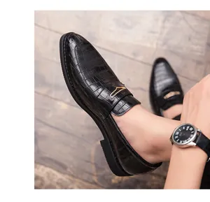 Detailansicht schwarzer Herren-Loafer mit Kroko-Prägung und Gold-Schnalle