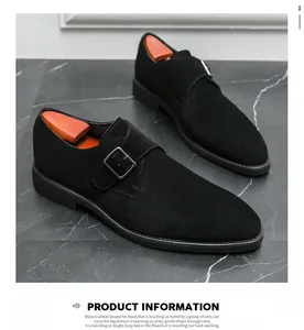 Detailansicht der schwarzen Wildleder-Monk-Strap-Schuhe für Herren auf Marmorfläche