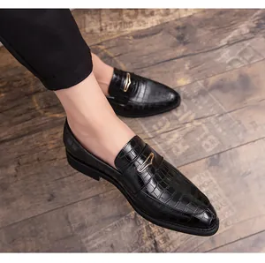 Detailansicht der schwarzen Business-Loafer für Herren mit Krokoprägung und spitzer Zehe