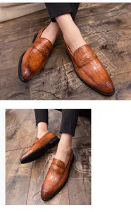 Detailansicht der braunen Herren-Loafer mit Krokoprägung und Metallschnalle