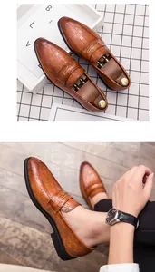 Detailaufnahme der braunen Herren-Loafer mit Krokoprägung im klassischen britischen Stil