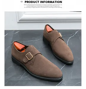Detailaufnahme brauner Wildleder-Herrenschuhe mit Schnallen auf Marmorhintergrund