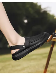 Vue de côté des sandales en maille respirante noire pour hommes avec semelle souple été