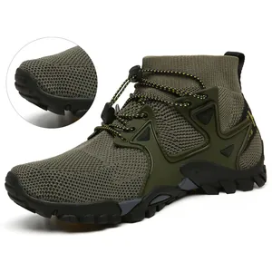Dettaglio macro della tomaia in mesh traspirante su scarpe da trekking verdi