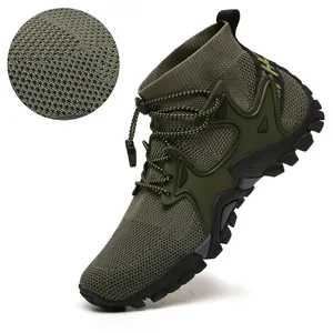 Dettaglio ravvicinato del tessuto a rete traspirante sulle scarpe da trekking verde oliva.