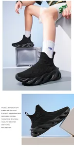 Detailaufnahme schwarzer atmungsaktiver Strick-Sneaker mit hohlen Klingen-Sohlen.