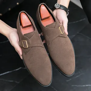 Klassische braune Herrenschuhe aus Wildleder mit Mönchsriemen und goldener Schnalle