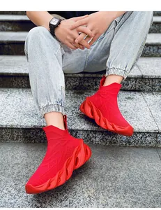 Nahaufnahme der roten High-Top-Sneaker aus Fly-Knit mit einzigartiger Blade-Sohle.