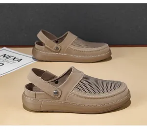 Vue détaillée de sandales en maille respirante beige avec sangle de talon réglable