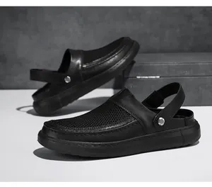 Vue détaillée montrant la texture en maille des sandales d'été noires pour hommes