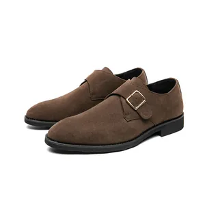 Braune Wildleder Monkstrap Herrenschuhe mit eleganter Goldschnalle und spitzer Form