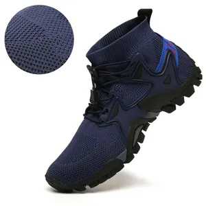 Dettaglio della rete traspirante e della suola su scarpe da trekking blu alte