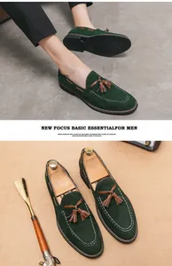 Detailansicht der grünen Wildleder-Loafer für Herren mit eleganter Quastenverzierung.