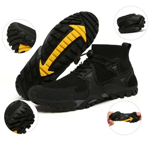 Dettaglio di scarpe da trekking alte flessibili con mesh traspirante e suola antiscivolo