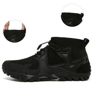Vista dettagliata del colletto elastico a calzino sulle scarpe da trekking nere outdoor.