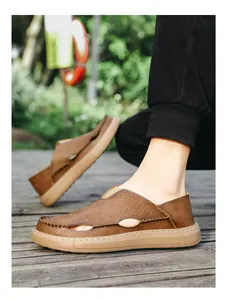 Detailansicht der braunen Leder-Sandalen für Herren mit atmungsaktivem Hohldesign.